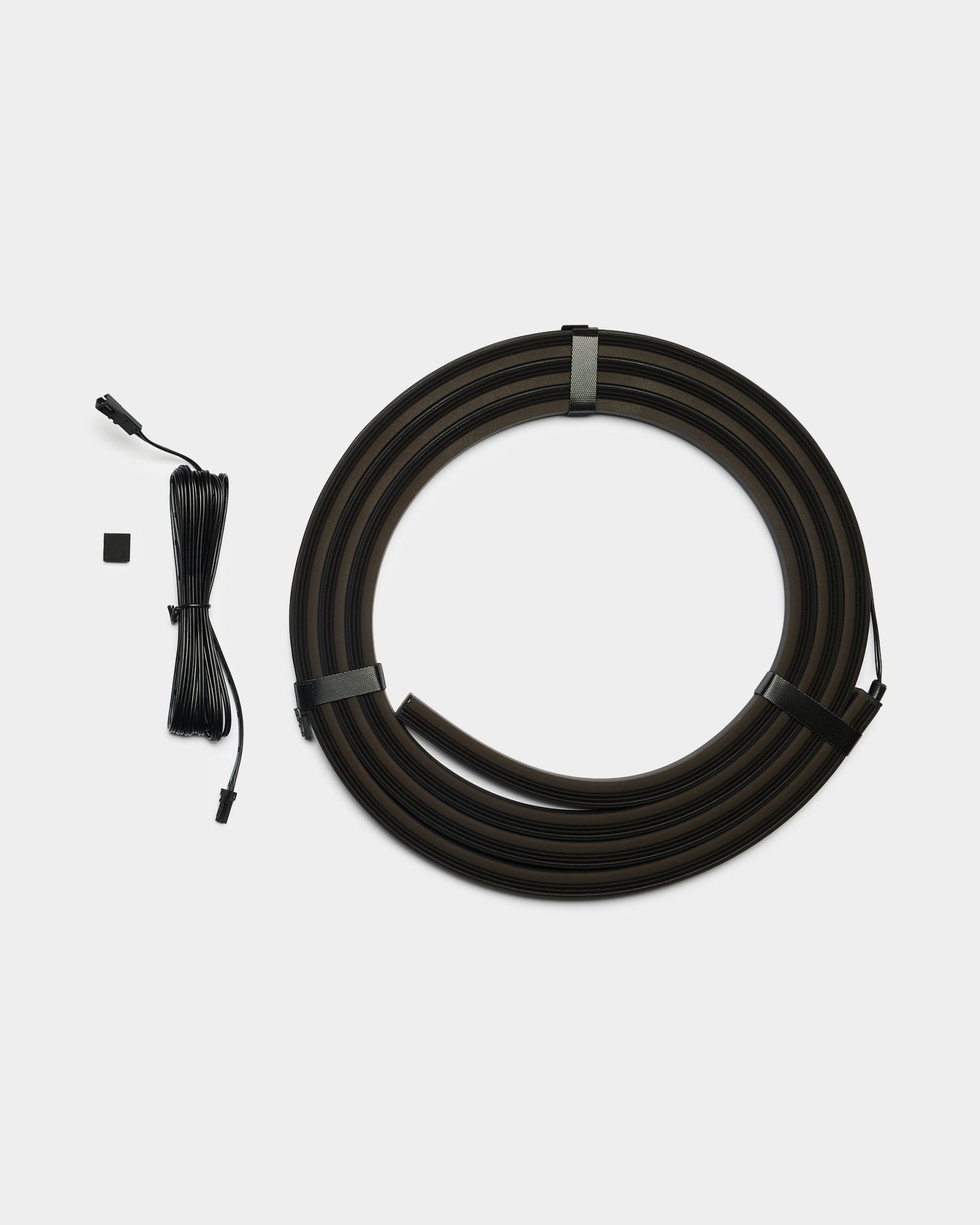 Lumi ledstrip van WoodUpp, met twee black strips van 240cm met connectoren en een small component; ontworpen voor integratie met akoestische panelen, compatibel met Philips Hue.
